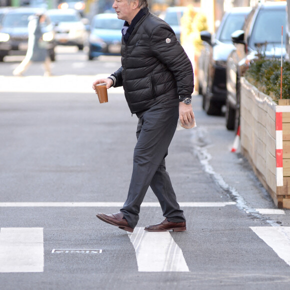 Exclusif - Alec Baldwin s'est arrêté prendre un café à emporter dans les rues de New York, pendant que sa femme Hilaria l'attendait au volant de son 4x4.