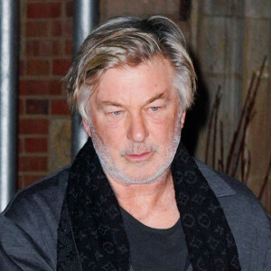 Exclusif - Alec Baldwin, l'air dévasté et hagard, et sa femme Hilaria quittent leur appartement à New York. Le 16 décembre 2021