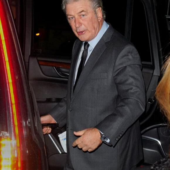 Alec Baldwin et sa femme Hilaria quittent leur appartement à New York le 9 décembre 2021. 