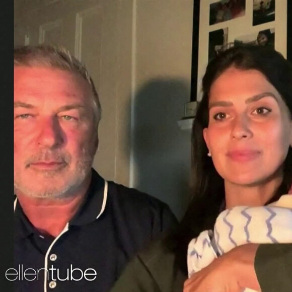 Alec Baldwin et sa femme Hilaria présente leur nouveau né dans l'émission de Ellen Degeneres, le 23 septembre 2020