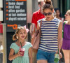 Exclusif - Katie Holmes et sa fille Suri Cruise se promènent avec leur petit chihuahua Honey dans les rues de New York.