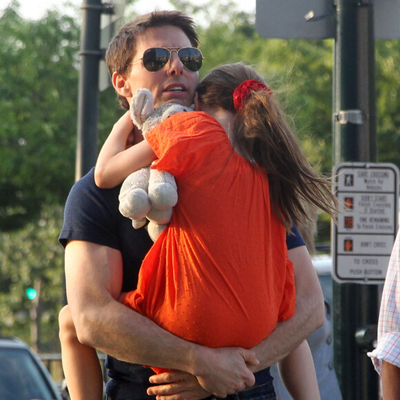 Tom Cruise et sa fille Suri à la sortie de son hôtel à New York en 2012.