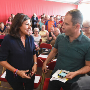 Anne Hidalgo et Benoît Hamon attendent le discours de Pierre Laurent sur le stand du Parti communiste français - Fête de l'Humanité 2018 au parc de la Courneuve le 15 septembre 2018.