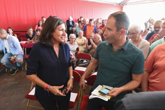 Anne Hidalgo et Benoît Hamon attendent le discours de Pierre Laurent sur le stand du Parti communiste français - Fête de l'Humanité 2018 au parc de la Courneuve le 15 septembre 2018.
