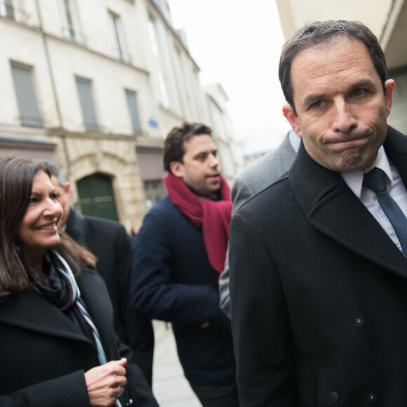 Benoît Hamon et Anne Hidalgo visitant le mémorial de la Shoah le 21 février 2017