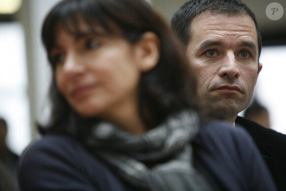 Anne Hidalgo et Benoît Hamon lors de la présentation des listes du Parti Socialiste (PS) d'Ile-de-France pour les élections régionales à Paris, France le 13 décembre 2009