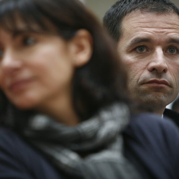 Anne Hidalgo et Benoît Hamon lors de la présentation des listes du Parti Socialiste (PS) d'Ile-de-France pour les élections régionales à Paris, France le 13 décembre 2009