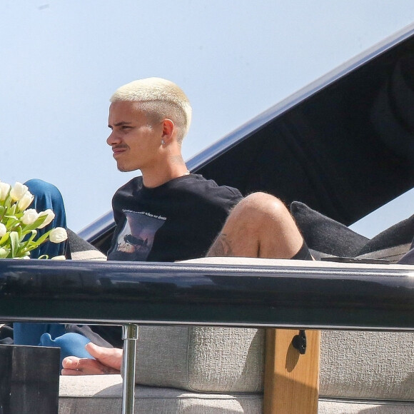 Exclusif - David et son fils Romeo Beckham profitent d'une journée ensoleillée pour se détendre avec des amis sur leur yacht à Miami, Floride, Etats-Un is, le 13 mars 2022.