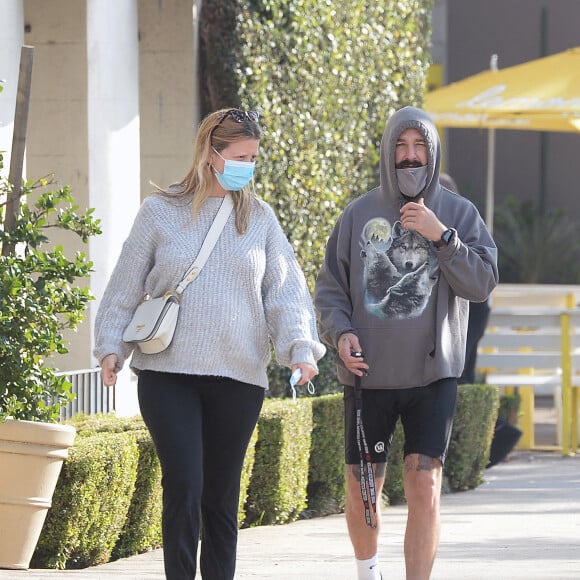 Exclusif - Shia LaBeouf et sa fiancée Mia Goth (enceinte) font du shopping à Pasadena, Los Angeles, Californie, Etats-Unis, le 10 janvier 2022. 