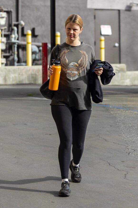 Exclusif - Mia Goth, enceinte, se rend à son cours de gym à Los Angeles, le 20 décembre 2021. 