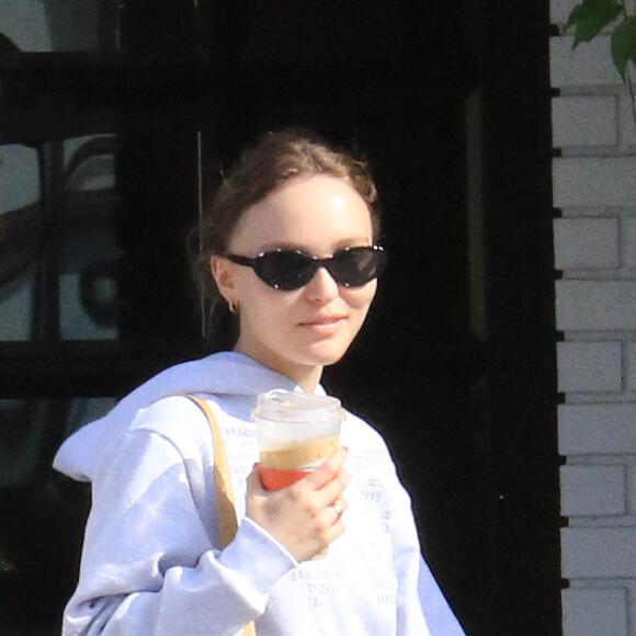 Lily Rose Depp et son compagnon Yassine Stein sont allés prendre un café à emporter dans les rues de Los Angeles. Le 1er avril 2022.