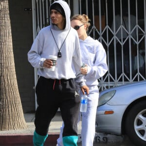 Lily Rose Depp et son compagnon Yassine Stein sont allés prendre un café à emporter dans les rues de Los Angeles. Le 1er avril 2022.