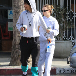 Lily Rose Depp et son compagnon Yassine Stein sont allés prendre un café à emporter dans les rues de Los Angeles. Le 1er avril 2022.