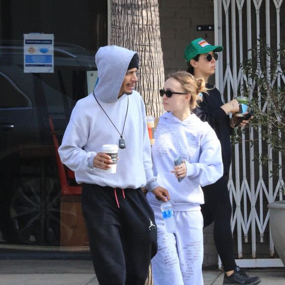 Lily Rose Depp et son compagnon Yassine Stein sont allés prendre un café à emporter dans les rues de Los Angeles. Le 1er avril 2022.