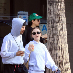 Lily Rose Depp et son compagnon Yassine Stein sont allés prendre un café à emporter dans les rues de Los Angeles. Le 1er avril 2022.