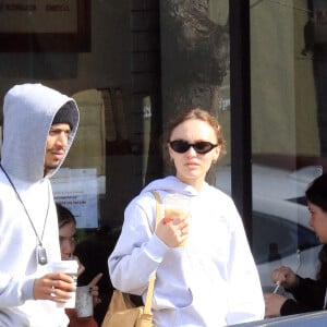 Lily Rose Depp et son compagnon Yassine Stein sont allés prendre un café à emporter dans les rues de Los Angeles. Le 1er avril 2022.