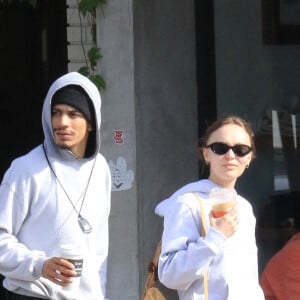 Lily Rose Depp et son compagnon Yassine Stein sont allés prendre un café à emporter dans les rues de Los Angeles. Le 1er avril 2022.