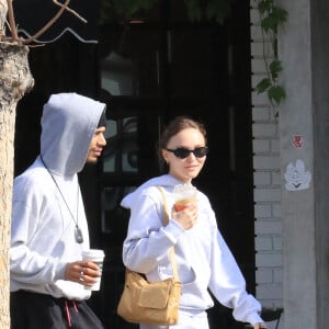 Lily Rose Depp et son compagnon Yassine Stein sont allés prendre un café à emporter dans les rues de Los Angeles. Le 1er avril 2022.