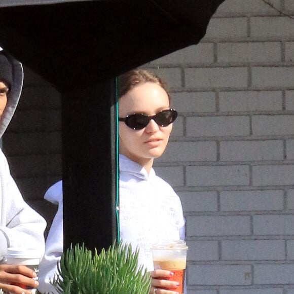 Lily Rose Depp et son compagnon Yassine Stein sont allés prendre un café à emporter dans les rues de Los Angeles. Le 1er avril 2022.