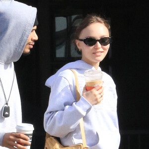 Lily Rose Depp et son compagnon Yassine Stein sont allés prendre un café à emporter dans les rues de Los Angeles.