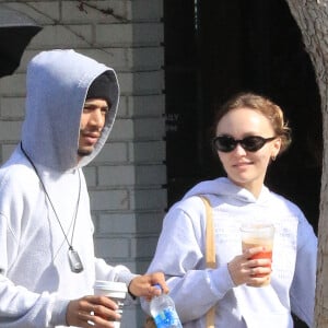 Lily Rose Depp et son compagnon Yassine Stein sont allés prendre un café à emporter dans les rues de Los Angeles. Le 1er avril 2022.