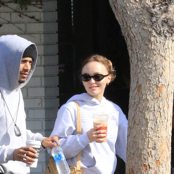 Lily Rose Depp et son compagnon Yassine Stein sont allés prendre un café à emporter dans les rues de Los Angeles. Le 1er avril 2022.