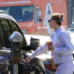 Lily Rose Depp et son compagnon Yassine Stein sont allés prendre un café à emporter dans les rues de Los Angeles. Le 1er avril 2022.