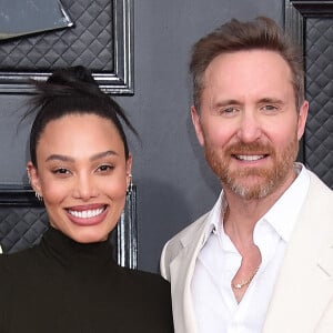 David Guetta et sa compagne Jessica au photocall de la 64ème édition des Grammy Awards au MGM Grand Garden à Las Vegas le 3 avril 2022.