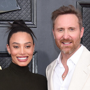 David Guetta et sa compagne Jessica au photocall de la 64ème édition des Grammy Awards au MGM Grand Garden à Las Vegas le 3 avril 2022.