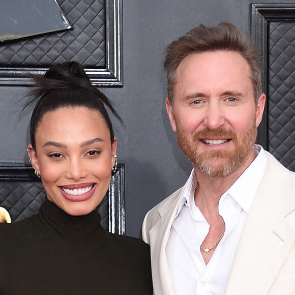 David Guetta et sa compagne Jessica au photocall de la 64ème édition des Grammy Awards au MGM Grand Garden à Las Vegas le 3 avril 2022.