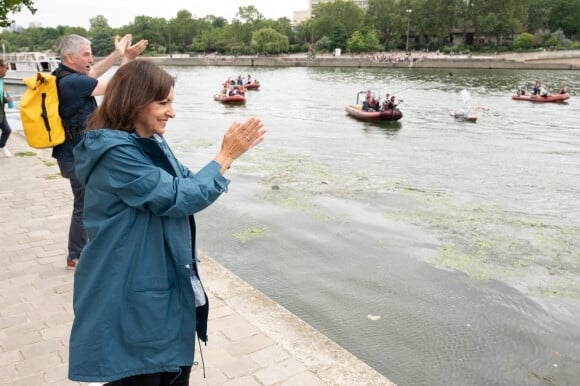 Anne Hidalgo lors de l'arrivée de son fils Arthur Germain à la barge Le Marcounet au Pont-Marie le 3 juillet 2021