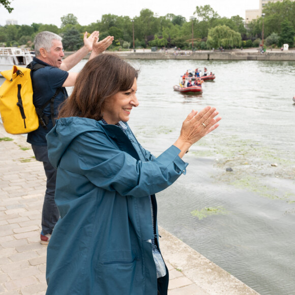 Anne Hidalgo lors de l'arrivée de son fils Arthur Germain à la barge Le Marcounet au Pont-Marie le 3 juillet 2021