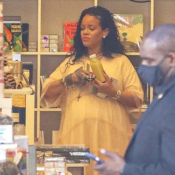 Exclusif - Rihanna enceinte et son compagnon A$AP Rocky achètent des livres pour bébés chez Paper Source à Los Angeles le 4 avril 2022. 