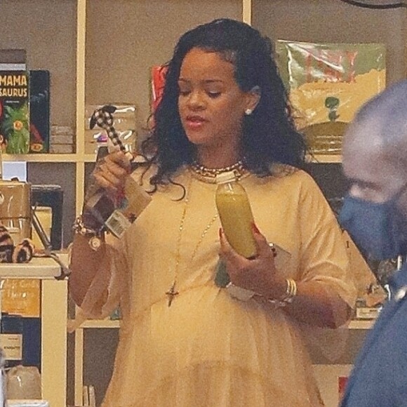 Exclusif - Rihanna enceinte et son compagnon A$AP Rocky achètent des livres pour bébés chez Paper Source à Los Angeles le 4 avril 2022. 