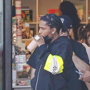 Exclusif - Rihanna enceinte et son compagnon A$AP Rocky achètent des livres pour bébés chez Paper Source à Los Angeles le 4 avril 2022. 