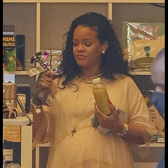 Exclusif - Rihanna enceinte et son compagnon A$AP Rocky achètent des livres pour bébés chez Paper Source à Los Angeles le 4 avril 2022. 