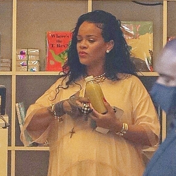 Exclusif - Rihanna enceinte et son compagnon A$AP Rocky achètent des livres pour bébés chez Paper Source à Los Angeles le 4 avril 2022. 