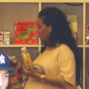 Exclusif - Rihanna enceinte et son compagnon A$AP Rocky achètent des livres pour bébés chez Paper Source à Los Angeles le 4 avril 2022. 