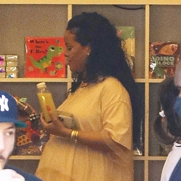Exclusif - Rihanna enceinte et son compagnon A$AP Rocky achètent des livres pour bébés chez Paper Source à Los Angeles le 4 avril 2022. 