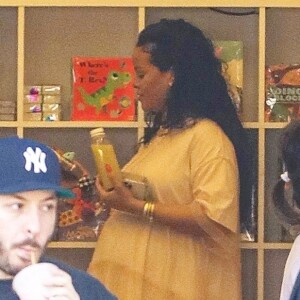 Exclusif - Rihanna enceinte et son compagnon A$AP Rocky achètent des livres pour bébés chez Paper Source à Los Angeles le 4 avril 2022. 