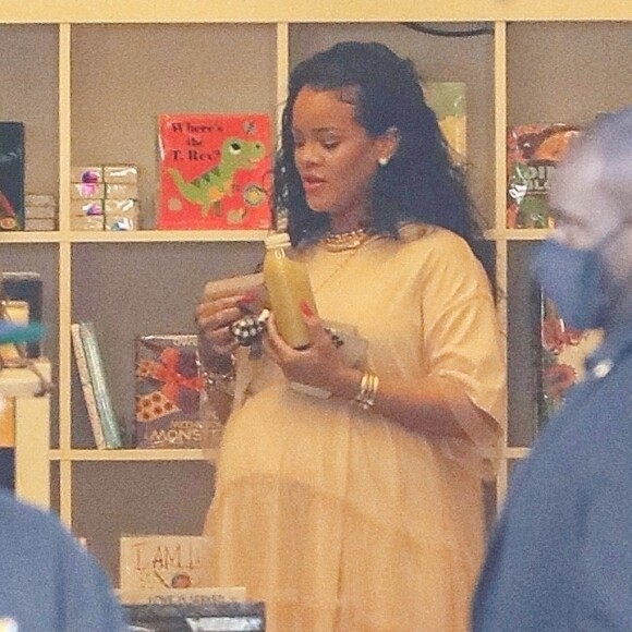 Exclusif - Rihanna enceinte et son compagnon A$AP Rocky achètent des livres pour bébés chez Paper Source à Los Angeles le 4 avril 2022. 