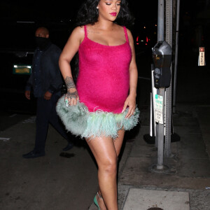 Exclusif - Rihanna, enceinte, porte une mini-robe rose vif avec des détails en fausse fourrure verte pour aller dîner chez Giorgio Baldi à Santa Monica, Los Angeles, Californie, Etats-Unis, le 2 avril 2022.