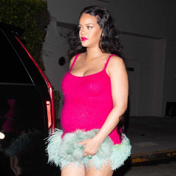 Exclusif - Rihanna, enceinte, porte une mini-robe rose vif avec des détails en fausse fourrure verte pour aller dîner chez Giorgio Baldi à Santa Monica, Los Angeles, Californie, Etats-Unis