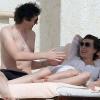 Milla Jovoviche et son mari Paul Anderson se détendent en vacances à Los Cabos au Mexique le 5 janvier 2010