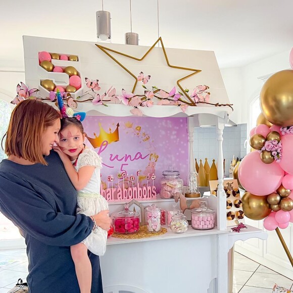 Julia Paredes avec sa fille Luna pour ses 5 ans.