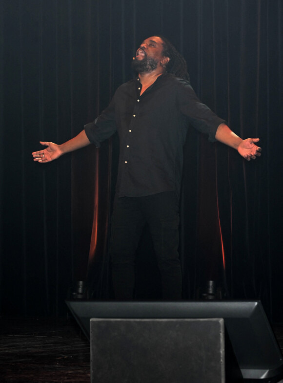 Exclusif - Anthony Kavanagh - Anthony Kavanagh dans son nouveau spectacle "Happy" au théâtre de La Gaité Montparnasse à Paris le 6 avril 2022. © Coadic Guirec/Bestimage 
