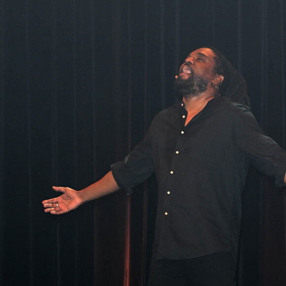 Exclusif - Anthony Kavanagh - Anthony Kavanagh dans son nouveau spectacle "Happy" au théâtre de La Gaité Montparnasse à Paris le 6 avril 2022. © Coadic Guirec/Bestimage 