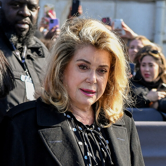 Catherine Deneuve - Défilé Femmes Louis Vuitton Automne/Hiver 2022/2023 lors de la Fashion Week de Paris au musée d'Orsay à Paris, le 7 mars 2022. © Veeren-Clovis/bestimage