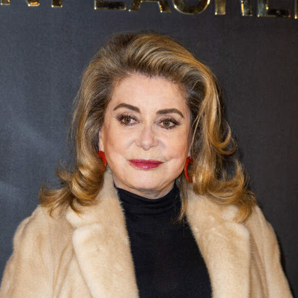 Catherine Deneuve - Photocall du défilé Saint-Laurent Prêt-à-porter Automne/Hiver 2022/2023 dans le cadre de la Fashion Week de Paris, le 1er Mars 2022. © Olivier Borde /Bestimage