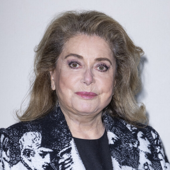 Catherine Deneuve - Photocall du défilé Louis Vuitton lors de la Fashion Week printemps/été 2022 à Paris, le 5 octobre 2021. © Olivier Borde / Bestimage